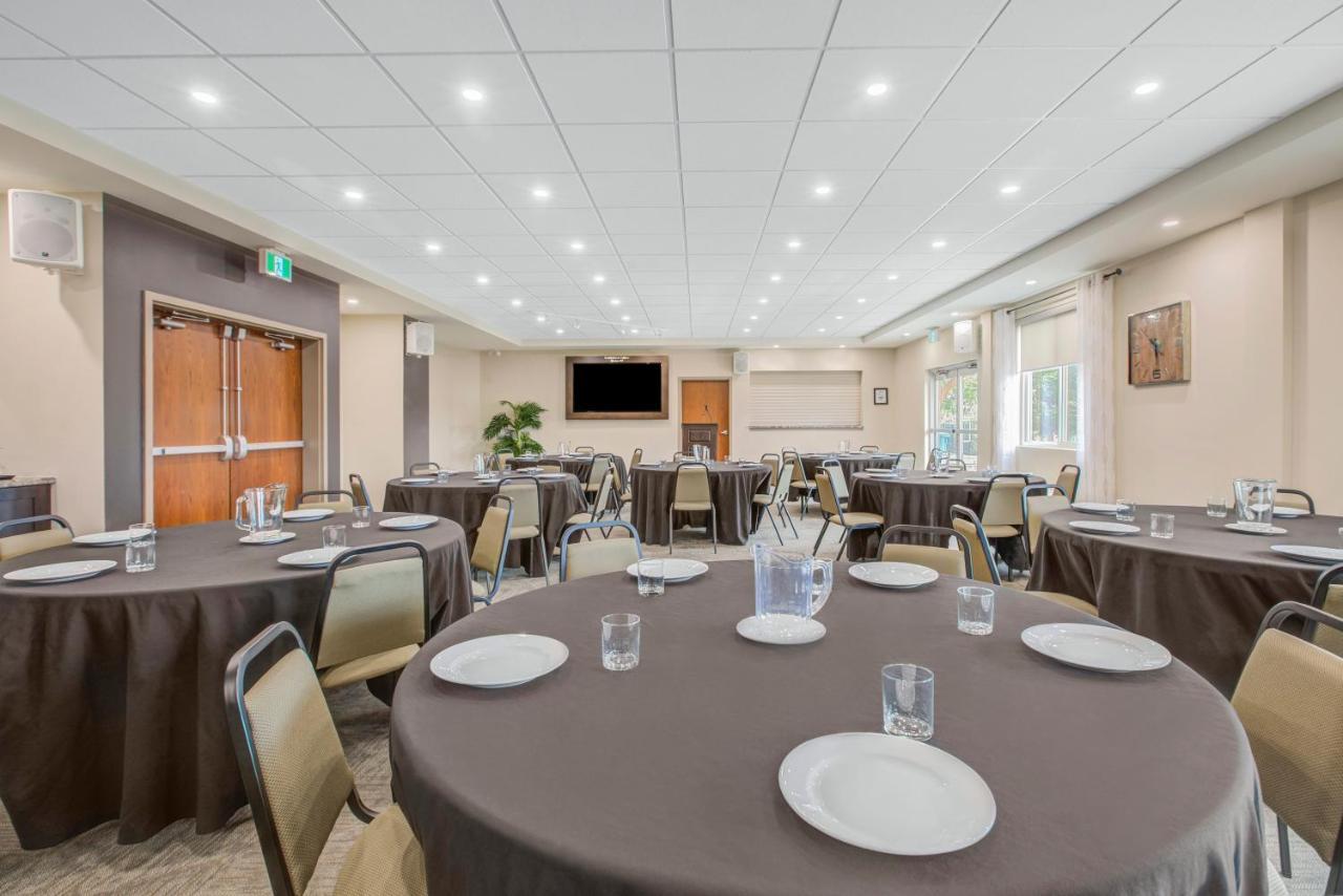 Days Inn & Suites By Wyndham Lindsay Εξωτερικό φωτογραφία